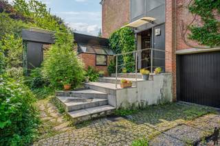 <span>Ingestelde prijs is een richtprijs! Biedingen moeten uiterlijk woensdag 8/7/2026 om 16u aan ons kantoor worden bezorgd.</span><br /><strong><br />Karaktervolle halfopen bebouwing met prachtige tuin op absolute toplocatie</strong><br />Deze charmante halfopen bebouwing met een bewoonbare oppervlakte van ca. 240 <span>m² </span>combineert een rustige ligging met een uitzonderlijk perceel, een prachtige privatieve tuin en een zee aan mogelijkheden. Met een garage, ruime oprit, meerdere slaapkamers, een kelder en een solide basisconstructie vormt dit de ideale gezinswoning voor wie ruimte en potentieel weet te waarderen.<br /><br /><strong>Algemeen:<br /></strong>- Prachtige tuin met volledige privacy<br />- Halfopen bebouwing op aantrekkelijke locatie<br />- Lichtrijke leefruimtes met veel potentieel<br />- Mogelijkheid tot 4 slaapkamers<br />- Badkamer én aparte douchekamer<br />- Inpandige garage<br />- Ruime kelder<br />- Tal van renovatie- en moderniseringsmogelijkheden<br />- Rustige, groene woonomgeving<br />- Grote oprit met voldoende parkeergelegenheid<br /><br /><strong>Onmiddellijke omgeving:<br /></strong>- Zeer vlotte verbinding naar Antwerpen en Brussel via de E19 en het openbaar vervoer<br />- Nabij het centrum van Hove, de kerk en de Bib, en wandelafstand van Boechout<br />- Scholen, winkels en openbaar vervoer in de directe omgeving<br />- Verschillende natuur- en recreatiegebieden op wandel- en fietsafstand<br /><br /><strong>Technische kenmerken:</strong><br />- Bouwjaar: 1976<br />- Degelijke basisconstructie<br />- Centrale verwarming op aardgas<br />- Elektrische installatie conform<br />- Zonnepanelen aanwezig (9x)<br />- EPC-label C – 284 kWh/m² jaar<br />- Regenwaterput van 2.000L <br /><br /><span><span><strong>Indeling<br /></strong></span></span>Bij het betreden van de woning komt u terecht in de inkomhal met gastentoilet. Van hieruit bereikt u de aangename leefruimte, bestaande uit een gezellige salon, een aparte tv-kamer en een eetkamer. Aansluitend bevinden zich de keuken met ontbijthoek en een praktische wasruimte.<br /><br />Verder beschikt de woning over een inpandige garage en een ruime kelder, ideaal als opslag-, hobby- of werkruimte. Op de tussenverdieping bevindt zich een multifunctionele ruimte die perfect kan worden ingericht als bureau, hobbykamer of extra slaapkamer.<br /><br />Op de eerste verdieping bevindt zich een royale slaapkamer met aansluitende nachthal. De tweede verdieping omvat een ruime badkamer, een aparte douchekamer en een afzonderlijk toilet. De bovenste verdieping beschikt over een extra slaapkamer, een berging en een multifunctionele ruimte die eveneens kan worden ingericht als bureau, hobbykamer of bijkomende slaapkamer.<br /><br />Dankzij haar doordachte indeling, royale woonvolume, prachtige tuin en uitstekende ligging biedt deze woning een unieke opportuniteit voor gezinnen die op zoek zijn naar een karaktervolle woning met toekomstmogelijkheden in het gegeerde Hove.<br /><br /><span>Interesse?<br /></span>Voor meer informatie kan u terecht op <strong>www.deboerenpartners.be</strong>