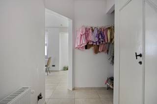 Te koop: volledig gerenoveerde rijwoning op wandelafstand van het centrum van Sint-TruidenDeze instapklare woning bevindt zich in de...