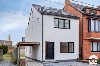 <p>Prachtig gerenoveerde gezinswoning te koop in Leopoldsburg! </p>

<p><strong>Leopoldsburg: energiezuinige gezinswoning met 3 slks (4 mogelijk) en 2 badkamers op 276m².</strong></p>

<p> </p>

<p>Deze halfopen gezinswoning werd in 2025 volledig en kwalitatief gerenoveerd. We sommen graag enkele troeven op:</p>

<ul><li>Energiezuinig! (EPC label C)</li><li>Slaapkamer en douchekamer op gelijkvloers</li><li>Asbestvrij!</li><li>Conforme elektrische installatie</li><li>Zeer gunstige ligging nabij o.a. centrum, scholen, winkels, openbaar vervoer, invalswegen, ..</li><li>Extra bergruimte in kelder en zolder</li><li>Mogelijkheid tot creëren van extra polyvalente kamer op gelijkvloers (slaapkamer, office, praktijkruimte, speelkamer, ..)</li><li>Geschikt als investering</li></ul>

<p>Indeling: zie plannen in bijlagen.</p>