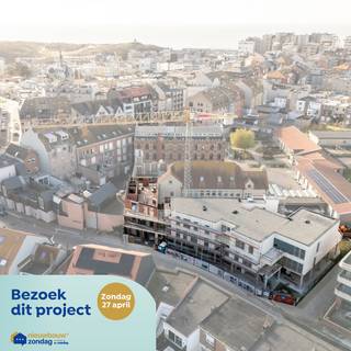 Residentie Ace is gelegen in het bruisende centrum van Wenduine, op een steenworp afstand van winkels, openbaar vervoer, tennis & minigolf en slechts 400 meter van het strand van Wenduine. Het project omvat 6 royale appartementen met een bewoonbare oppervlakte van 107 – 137 m2 en met prachtige terrassen. Hier heb je de keuze uit 2 - en 3 slaapkamerappartementen. Momenteel kan je hier nog genieten van het tijdelijk verlaagde BTW-tarief van 6%!
Uniek aan het project is niet alleen de doordachte architectuur, maar ook de nadruk op kwaliteit en duurzaamheid. Het streven naar alle nodige comfort gaat hand in hand met hoogwaardige afwerkingen en grote raampartijen die zorgen voor een lichtrijk gevoel, het hele jaar door. Deze energiezuinige bouw is niet alleen ecologisch verantwoord, maar ook duurzaam, met E-peilen lager dan E40. Zo opteert men bijvoorbeeld voor vloerverwarming gekoppeld aan geothermie, waardoor je geniet van een aangenaam en efficiënt woonklimaat. Tevens is er de mogelijkheid tot aanschaffen van een individuele berging en/of autostaanplaats.
Wens je meer informatie over Ace in het centrum van Wenduine? Contacteer ons via 050 70 81 74 of hello@keyimmo.be.