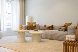 <strong>Knokke: 3-slaapkamerappartement te koop op een steenworp van het strand en het Lichtentorenplein.</strong><br /><br />Ontdek dit schitterende, volledig vernieuwde appartement, ideaal gelegen in het hart van Knokke — Diksmuidestraat 33, op slechts enkele stappen van winkels, restaurants en het strand. Gelegen op de eerste verdieping van een verzorgd gebouw, werd dit appartement in 2025 volledig gestript en heropgebouwd met oog voor detail en een hoge afwerkingsgraad. De verfijnde materialen, doordachte indeling en tijdloze stijl zorgen voor een perfecte combinatie van comfort en elegantie.<br /><br /><strong>Indeling:</strong><br />Inkomhal met vestiaire en gastentoilet, ruime lichtrijke leefruimte, volledig uitgeruste open keuken met ontbijthoek voorzien van alle comfort met vaatwasser, inductiekookplaat, twee ovens (waarvan één met stoomfunctie en één met microgolf) en een stijlvolle wijnfrigo, drie volwaardige slaapkamers elk met een eigen bad- of douchekamer, praktische bergruimte met plaats voor was- en droogtoestellen.<br /><br /><strong>Troeven: </strong>
<ul><li>Toplocatie vlakbij het strand en het centrum tussen de Dumortierlaan en het Lichttorenplein.</li><li>Hoogwaardige afwerking.</li><li>3 volwaardige slaapkamers.</li><li>Private kelderberging.</li><li>Gunstig EPC: A-label. </li></ul>
Meer info? Contacteer Ayita op 0496 13 43 12.