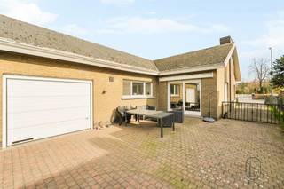 <p>Te koop: ruime en rustig gelegen gelijkvloerse gezinswoning met grote tuin en garage, op een topligging in Waregem. <br /><br />Op een topligging in Waregem, vlak bij het Amerikaans kerkhof en met een snelle verbinding naar de E17, bevindt zich deze gelijkvloerse open bebouwing met drie slaapkamers, garage en een grote tuin.<br /><br />Wat maakt deze woning uniek?<br />Je komt binnen via de inkomhal met apart gastentoilet, gevolgd door een grote, lichtrijke leefruimte die uitkijkt op de zonnige tuin. De keuken is praktisch ingericht en beschikt over een extra ontbijthoek. Verder biedt de woning drie volwaardige slaapkamers, een badkamer en een nachthal.<br />Een inpandige garage is aanwezig, net als een grote geïsoleerde zolder die mogelijkheden biedt.<br />In de grote tuin met terras vind je bovendien een extra garage/opbergplaats met bijkomend terrasje.<br /><br />Troeven van deze woning<br />• Topligging in Waregem<br />• Snelle toegang tot de E17<br />• Rustige straat met veel privacy<br />• Gelijkvloerse open bebouwing<br />• Inpandige garage<br />• Zonnige en goed onderhouden tuin<br />• Ruime geïsoleerde zolder<br /><br />Interesse? Bezoek na afspraak via charlotte@immobeguin.be</p>