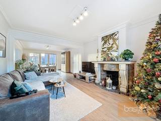 Wat een pareltje is dit gerenoveerde appartement! Op de eerste verdieping komt u binnen in een ruime inkom die dan toegang geeft tot de lichtrijke...