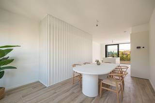 <p><span> </span></p><p><span>In deze her-opgewaardeerde buurt ontdek je deze kwaliteitsvolle woning die werd gerenoveerd volgens de regels van de kunst met oog voor detail en smaak.  Alles is tot in de puntjes vernieuwd. Je woont hier bovendien op een toplocatie met winkels, openbaar vervoer en het bruisende stadsleven op wandelafstand.</span></p><p><span> </span></p><p><span>Leefkeuken met terras with a view</span></p><p><span>Bovenaan, op de derde verdieping, bevindt zich de volledig uitgeruste leefkeuken met kookeiland, nieuwe Siemens-toestellen (topkwaliteit gegarandeerd) en veel opbergruimte. Hier leef je letterlijk op het ritme van de zon: via het schuifraam stap je meteen op het zuidgerichte terras met lichte buitentegels. Een heerlijke plek om te ontbijten of ’s avonds de zon te zien ondergaan.</span></p><p><span> </span></p><p><span>Masterbedroom én ensuite badkamer</span></p><p><span>Op de tweede verdieping ligt de ruime master bedroom (18 m²) en aansluitende badkamer met walk in regendouche en wastafel. Ook hier trekken de beige wandtegels en de donkere vloer de moderne lijn door. Daarnaast vind je op deze verdieping nog een gezellige, lichtrijke leefruimte aan de voorzijde van het huis.</span></p><p><span>De eerste verdieping is praktisch ingedeeld met twee slaapkamers, een stijlvolle badkamer en  technische ruimte. De badkamer is afgewerkt met XL wandtegels, een inloopdouche met regendouchekop en een groot, dubbel lavabomeubel. De slaapkamers hebben allebei een onderhoudsvriendelijke parkettegel en grote raampartijen. Verder is er nog een apart toilet met handenwasser en een technische ruimte met de recente Vaillant-ketel en het ventilatiesysteem.</span></p><p><span> </span></p><p><span>Multifunctionele garage</span></p><p><span>Op het gelijkvloers van de woning vind je een ruime inpandige garage van 42 m² met nieuwe automatische poort, betegelde vloer en extra bergruimte onder de trap. Je kan hier makkelijk je auto kwijt en dan nog heb je meer dan plaats genoeg  voor fietsen, gereedschap of andere spullen.  Evengoed geef je het een andere invulling als atelier, speelkamer of work out room.</span></p><p><span>Groen, stad &amp; mobiliteit binnen handbereik</span><span><br />Met een </span><span>Mobiscore van 9,3</span><span> woon je hier uitzonderlijk centraal. Tram, bus, metro, fietspaden en Velo-stations liggen vlakbij, net als de Singel en de Ring.<br />Op amper twee minuten wandelen ligt </span><span>Park Spoor Noord</span><span>: dé plek om te joggen, te ontspannen, kinderen te laten spelen of een terrasje te doen. In de omliggende straten vind je supermarkten, buurtwinkels en een fijne mix van authentieke cafés en eetadresjes.</span></p><p><span>Ringpark Lobroekdok &amp; Slachthuissite: de toekomst voor je deur</span><span><br />Deze buurt staat bovendien aan de vooravond van een indrukwekkende vergroening. Met het </span><span>Ringpark Lobroekdok</span><span> wordt de Ring hier deels overkapt en omgevormd tot een groot, publiek parklandschap. Denk aan groene wandel- en fietspaden, pleinen, sport- en speelzones en een sterke verbinding tussen Park Spoor Noord, het Lobroekdok en de Slachthuissite.<br />Ook de </span><span>Slachthuissite</span><span> zelf wordt herontwikkeld tot een levendige stadswijk met ruimte voor wonen, werken, ontspanning en veel groen. Dit alles maakt dat je hier niet alleen vandaag fantastisch woont, maar ook </span><span>investeert in een buurt met enorm toekomstpotentieel</span><span>.</span></p><p><span> </span></p>