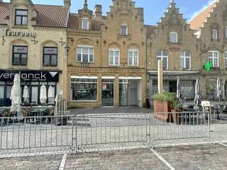 Ce bâtiment commercial, situé sur la Grote Markt dans le centre de Furnes, offre de nombreuses opportunités.<br />Avec ses 178 m² d'espace commercial et son excellente visibilité, c'est l'endroit idéal pour votre entreprise ! <br />Que vous souhaitiez démarrer un magasin, un bureau ou toute autre activité, cet espace vous offre d'innombrables opportunités. Pas de restaurants !<br /><br />> mise en page actuelle :<br />- espace de bureau lumineux<br />- salle de conversation fermée<br />- installations sanitaires<br />- coin cuisine<br />- rangement<br /><br />> détails :<br />- Chauffage central au gaz<br />- sol : sol carrelé et moquette<br />- il y a également un sous-sol via une trappe de sol.