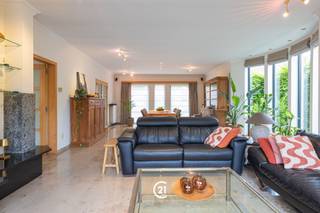 <p>In het rustige Brakel bevindt zich deze i<strong>nstapklare villa</strong> met een uitzonderlijke combinatie van ruimte, comfort en professionele mogelijkheden.</p><p>De woning beschikt over <strong>vier volwaardige slaapkamers</strong> en biedt via de zolderverdieping nog de mogelijkheid om<strong> extra kamers te creëren</strong>. Dankzij de praktische indeling en de aanwezige <strong>bureauruimte</strong> op het gelijkvloers is deze eigendom ideaal voor wie <strong>wonen en werken wenst te combineren op één locatie.</strong></p><p>De leefruimtes zijn ruim en functioneel ingericht, terwijl de woning ook beschikt over een garage met plaats voor <strong>twee wagens.</strong></p><p>Buiten geniet u van een e<strong>norm grote en rustige tuin</strong>, perfect voor gezinnen of liefhebbers van ruimte en privacy. Een absolute troef is de aanwezige <strong>loods van ca. 200 m²,</strong> die tal van mogelijkheden biedt voor zelfstandigen, opslag of hobbyruimte.</p><p>Op technisch vlak scoort de woning sterk met maar liefst <strong>48 zonnepanelen,</strong> wat zorgt voor een energiezuinige en toekomstgerichte basis.<br />Rustig gelegen, maar toch met winkels, scholen en andere voorzieningen in de nabije omgeving.</p><p><strong>Voor meer informatie of het inplannen van een bezoek kan u steeds contact opnemen met ons kantoor.</strong></p>