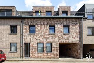 <h3>Te koop te Berlare!<br />Dit aangename en energiezuinige appartement in Berlare combineert comfort, ruimte en een rustige ligging met een uitstekende energieprestatie (EPC-label A).<br />Het appartement maakt deel uit van een kleinschalige en rustige residentie met slechts 6 appartementen. Het gebouw dateert uit 2015, werd pas vorig jaar volledig afgewerkt en is bovendien nog nooit bewoond geweest. Hierdoor geniet u van een bijzonder verzorgde en moderne woonomgeving.<br />De ruime woonkamer vormt het hart van de woning en sluit mooi aan op de volledig ingerichte keuken. Daarnaast beschikt het appartement over een praktische berging, een badkamer met inloopdouche en 3 slaapkamers. De derde slaapkamer kan uiteraard ook perfect ingericht worden als bureau, hobbyruimte of extra leefruimte.<br />Een extra troef is de rustige ligging met weinig doorgaand verkeer. U woont hier in een aangename omgeving, op korte afstand van het Donkmeer en talrijke wandel- en fietsroutes, terwijl ook het centrum van Berlare vlot bereikbaar blijft. Een ideale combinatie van rust, natuur en bereikbaarheid.<br />In het gebouw is een lift aanwezig.<br />Er is bovendien een verplichting om een autostaanplaats aan te kopen voor € 10.000.<br />Een interessante opportuniteit voor wie op zoek is naar een ruim, energiezuinig en instapklaar appartement in een rustige omgeving!<br />Graag een bezoek ter plaatse?<br />Contacteer Laura via 0469 14 29 44 of laura.l@cornelis-goeman.be.<br /><br />Graag een bezoek ter plaatse? Contacteer Laura via 0469 14 29 44 of laura.l@cornelis-goeman.be</h3>