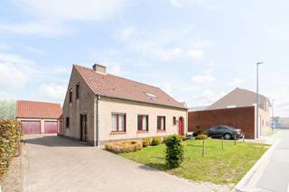 Ruime, rustig gelegen woning met garages en waarbij gelijkvloers wonen mogelijk is.Zeer goed onderhouden woning nabij het centrum van Kleit, in een...