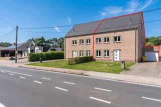 <p><span>Deze instapklare woning, gebouwd in 2010, bevindt zich op een perceel van 756 m² en biedt alle comfort. </span></p><p><span>Via de inkomhal kom je in de ruime, lichtrijke woonkamer met open keuken. Verder zijn er op deze verdieping een apart gasten toilet, een badkamer met ligbad én douche en een praktische berging.</span></p><p><span>De bovenverdieping telt drie zeer ruime slaapkamers, elk perfect geschikt voor een tweepersoonsbed én een grote kleerkast. </span></p><p><span>Daarnaast is er nog voldoende ruimte om een bureelhoek te creëren. </span></p><p><span>Verder vind je op deze verdieping een extra toilet. </span></p><p><span>Op de 2de verdieping een zéér ruime zolder, waar de mogelijkheid bestaat om twee bijkomende slaapkamers te maken.</span></p><p><span>De woning beschikt over een zeer grote, volledig omheinde tuin, ideaal voor gezinnen of liefhebbers van buitenruimte. </span></p><p><span>Een inpandige garage maakt het geheel compleet.</span></p><p><span> </span></p><p><span>De zeer gunstige EPC-waarde draagt bij aan lage energiekosten en een hoog wooncomfort.</span></p><p><span>Bovendien geniet je van een uitstekende ligging nabij de ring Lommel Mol Geel, waardoor je vlot in alle richtingen kan vertrekken.</span></p>