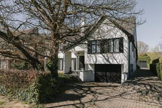 Voor verdere info of een vrijblijvende waardebepaling van uw eigendom: michael@homixx.be of 016 199 344.<br /><br />Ontdek deze charmante en prachtig onderhouden villa, uniek gelegen aan de Pullaarsteenweg in Puurs-Sint-Amands. Deze uiterst ruime open bebouwing bevindt zich op een royaal perceel van 16 are 47 centiare en biedt met een bewoonbare oppervlakte van maar liefst 318 vierkante meter alle ruimte en comfort die een modern gezin ambieert. Dankzij de doordachte indeling en de grote raampartijen geniet u hier elke dag van een overvloed aan natuurlijk licht en een open gevoel.<br /><br />Bij het betreden van de woning wordt u verwelkomd in een sfeervolle sfeer die getuigt van jarenlang liefdevol onderhoud. De riante leefruimte sluit naadloos aan op de moderne, open keuken, die volledig is uitgerust om van elke maaltijd een plezier te maken. Grote glaspartijen brengen de prachtig aangelegde tuin en het gezellige terras rechtstreeks naar binnen. De tuin is een absolute oase van rust waar u in alle privacy kunt genieten van zonnige dagen en ontspannen momenten met het gezin. Verder beschikt het gelijkvloers over een praktische wasplaats, een gastentoilet en een inpandige garage met één vaste staanplaats, aangevuld met een extra buitenparkeerplaats op de oprit. De woning is tevens voorzien van een handige kelder en kruipkelder, ideaal voor extra opslag en technisch onderhoud.<br /><br />Op de verdieping bevinden zich vier volwaardige en ruime slaapkamers, die stuk voor stuk zijn uitgerust met praktische, op maat gemaakte inbouwkasten. Daarnaast beschikt de woning over twee stijlvolle, comfortable badkamers en twee extra toiletten, waardoor de ochtenddrukte moeiteloos verloopt. Een ruime zolder biedt bovendien nog tal van uitbreidingsmogelijkheden of extra bergruimte naargelang uw eigen behoeften.