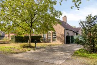 <p><strong>Ruime vrijstaande gezinswoning met 4 slaapkamers op 985 m² — Terboekt, Genk<br /></strong><br />Groen en landelijk gelegen in het zuidoosten van Genk, op de grens met Zutendaal: een degelijk gebouwde open bebouwing uit 1994, ver van de straat ingeplant op een perceel van 985 m². Ca. 193 m² bewoonbare oppervlakte, aangevuld met een volledig onderkelderd souterrain van ca. 115 m².<br /><br />Via de inkomhal komen we binnen in de woning, met directe toegang tot de ruime living. Deze loopt achteraan door in de eetkamer, met aansluitend de keuken. De leefruimtes genieten van veel lichtinval. De markante speksteenkachel vormt een sfeervolle blikvanger. Zichtbaar binnenmetselwerk en een plafond in houten schroten geven de woning extra karakter.<br /><br />De keuken is volledig geïnstalleerd en beschikt over een groot kookeiland met bar, een werkblad in donkere steen, een vijfpitsgaskookplaat met dampkap, oven, microgolfoven, vaatwasser en koelkast.<br /><br />Verder bevinden zich op het gelijkvloers een polyvalente kamer als bureau of slaapkamer, een badkamer met douche en een apart toilet. Daarnaast is er een kleine berging die eventueel kan worden ingericht als tweede sanitaire ruimte. De zonnige veranda sluit rechtstreeks aan op de tuin en vormt een aangename overgang naar het terras en het groen.<br /><br />Een belangrijke troef is dat het volledige gelijkvloers rolstoelvriendelijk is, wat de woning geschikt maakt voor verschillende woonbehoeften en levensfasen.<br /><br />Op de verdieping bevinden zich drie slaapkamers, waaronder de ouderslaapkamer met eigen dressingzone en een badkamer met ligbad en toilet. Op de hal is er een zolderluik dat toegang geeft tot een kruipzolder. Deze biedt handige extra opslagruimte voor spullen die niet dagelijks nodig zijn.<br /><br />De souterrain is bereikbaar via een verlaagde inrit en biedt tal van mogelijkheden als hobbyruimte, atelier, bergruimte of extra stalling.<br /><br />Buiten geniet je van een diepe, afgesloten tuin met veel privacy en groen zicht. Achteraan op de brede oprit staat een apart gemetseld bijgebouw met garagepoort.<br /><br />De woning beschikt bovendien over zonnepanelen, wat bijdraagt aan een energiezuiniger wooncomfort.</p>
<p><br />Voor meer informatie kan u mailen naar info@immo-bosmans.be</p>