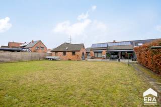 Lommel: Half-vrijstaande woning met 2 slaapkamers en grote garage (75 m²) gelegen in bosrijke omgeving.<br /><br /><u>Bijzonderheden:</u>
<ul><li>Veranda met airco (warm/koud)</li><li>Grote garage/atelier/hobbyruimte</li><li>Grote slaapkamer met airco en kleine slaapkamer met inbouwkasten</li><li>Automatische rolluiken</li><li>Zuidelijk georiënteerde en omheinde tuin met groot terras</li></ul>