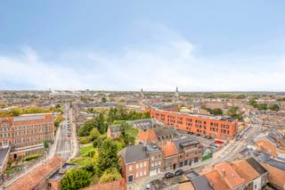 Éénslaapkamerappartement op de hoogste verdieping van Residentie Kabbeekvest–Breughelhof.Bewoonbare oppervlakte ca. 70 m², adembenemend uitzicht over...