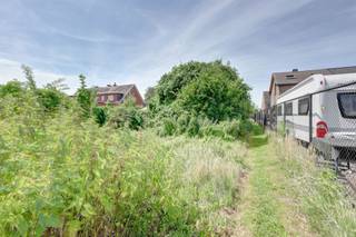 <p><span>Bouwgrond voor een halfopen bebouwing in Nijlen</span></p><p><span> </span></p><p><span>Droomt u ervan om uw eigen woning te bouwen op een rustige locatie, zonder in te boeten aan bereikbaarheid? Dan is deze bouwgrond in de Merelstraat te Nijlen zeker een bezoek waard. Met een mooie perceeloppervlakte van 572 m² biedt deze bouwgrond de ideale basis voor het realiseren van een ruime halfopen bebouwing, volledig afgestemd op uw eigen woonwensen.</span></p><p><span> </span></p><p><span>Een van de grootste troeven van dit perceel is ongetwijfeld de uiterst rustige ligging. De Merelstraat is een aangename, verkeersluwe straat waar rust en privacy centraal staan. Hier geniet u dagelijks van een groene en ontspannen woonomgeving, terwijl winkels, scholen, openbaar vervoer en belangrijke invalswegen zich op korte afstand bevinden. </span></p><p><span> </span></p><p><span>Troeven van deze bouwgrond</span></p><p><span>- Perceel van 572 m²</span></p><p><span>- Geschikt voor halfopen bebouwing</span></p><p><span>- Rustige woonomgeving</span></p><p><span> </span></p><p><span>Ben jij geïnteresseerd in deze bouwgrond te koop in Nijlen, ben je op zoek naar ander vastgoed, een investering of wens je de waarde van jouw eigendom te kennen? Dan ben je bij BOLT immo aan het juiste adres! Wij helpen jou graag verder.</span><span> </span></p>