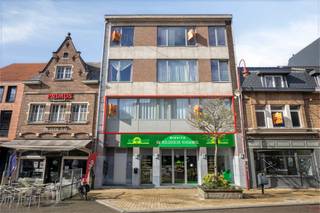 Dit charmante appartement, gelegen op de eerste verdieping aan de Leuvensestraat 21, geniet van een uitstekende centrale ligging in het hart van Aarschot.<br /><br />Bij het betreden van het appartement komt u in de inkomhal, die toegang biedt tot een lichtrijke leefruimte met aansluitende keuken. Dankzij de grote ramen geniet de ruimte van veel natuurlijk licht. Verder beschikt het appartement over een ruime slaapkamer, een badkamer met voorziening voor een wasmachine en een apart toilet. De hoge plafonds creëren bovendien een aangenaam en ruimtelijk gevoel.<br /><br />Het appartement is momenteel verhuurd, wat het niet alleen interessant maakt als investering, maar ook mogelijkheden biedt voor eigen bewoning op termijn.<br />Bent u op zoek naar een centraal gelegen appartement met veel licht en karakter? Dan is dit pand zeker een bezoek waard!<br /><br />Interesse? Neem contact op met Thomas via +32 499 22 99 24 of thomas@sophimo.be.