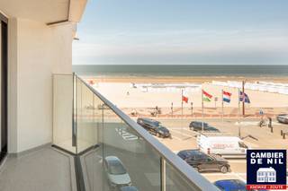 Dit stijlvol gerenoveerd appartement met zeezicht combineert comfort met een praktische indeling. Gelegen in een prachtige en net gerenoveerde residentie op de Zeedijk in het Zoute tussen het Albertplein en de Wandeldijk. <br /><br />Via de inkomhal met gastentoilet en vestiaire kom je in de lichtrijke leefruimte met open keuken en eetgedeelte. De grote ramen zorgen voor een aangename lichtinval en een open gevoel.<br /><br />Er is een aparte berging voorzien met aansluiting voor een wasmachine.<br /><br />De master bedroom beschikt over ingemaakte kasten, een bureau en een eigen badkamer met douche.<br />De tweede slaapkamer is uitgerust met een lavabo en ingebouwde kasten.<br />De derde slaapkamer bevindt zich aan de achterzijde van het appartement, met toegang tot het terras. Deze kamer beschikt eveneens over ingemaakte kasten en een eigen badkamer met douche.<br /><br />Mogelijkheid tot aankoop van een autostaanplaats in de residentie.