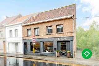 Centraal gelegen in het hart van Eernegem bevindt zich deze commerciële handelswoning met woonst, momenteel uitgebaat als een succesvolle en...