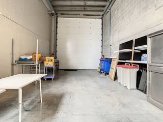 Te huur kantoorruimte van 70m² met achterliggende loods 255m² op strategische ligging te OudenaardeDeze kantoorruimte geniet een ZEER GUNSTIGE...