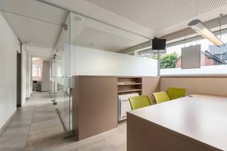 <p><strong>Instapklare kantoor-, handels- of praktijkruimte met twee verhuurde appartementen en twee garages op een uitstekende locatie nabij het winkelcentrum, scholen en openbaar vervoer.</strong></p>
<p>Deze veelzijdige investering combineert een ruime kantoor- of praktijkruimte met twee volledig gerenoveerde en verhuurde appartementen. Dankzij de kwalitatieve renovatie, de energiezuinige afwerking en de afzonderlijke toegangen vormt dit een zorgeloze opbrengsteigendom met tal van mogelijkheden.</p>
<p><strong>Kantoor-, handels- of praktijkruimte – 135 m²</strong></p>
<p>De gelijkvloerse ruimte is vandaag ingericht als kantoor, maar leent zich eveneens uitstekend voor een vrij beroep, consultatieruimte, paramedische activiteit of andere zelfstandige bestemming.</p>
<p>De huidige indeling omvat een representatieve ontvangstruimte met balie en wachtruimte, een achterliggend bureau en drie afzonderlijke kantoorruimtes die van elkaar gescheiden zijn door stijlvolle glazen wanden. De inrichting is flexibel en kan eenvoudig aangepast worden aan de specifieke noden van de toekomstige gebruiker.</p>
<p>Verder beschikt de ruimte over een technische ruimte, archiefruimte, afzonderlijk toilet en een praktische doorloop met ingemaakte kastenwand. De verzorgde, volledig ingerichte keuken biedt rechtstreeks toegang tot een ruime garage met automatische sectionaalpoort.</p>
<p><strong>Twee verhuurde appartementen</strong></p>
<p>Op dezelfde locatie bevinden zich twee energiezuinige appartementen, elk met een eigen private toegang. Hierdoor zijn er geen gemeenschappelijke delen en bijgevolg ook geen gemeenschappelijke kosten.</p>
<p>Beide appartementen werden volledig gerenoveerd, zijn instapklaar afgewerkt en beschikken over een aangenaam terras.</p>
<p><strong>Appartement 30/001 – Duplex appartement</strong></p>
<p><strong>98 m² woonoppervlakte + 12 m² terras</strong></p>
<p><strong>Gelijkvloers</strong></p>
<ul>
<li>Eigen inkomhal</li>
<li>Berging onder de trap</li>
<li>Trap naar de verdieping</li>
</ul>
<p><strong>Eerste verdieping</strong></p>
<ul>
<li>Lichtrijke leefruimte</li>
<li>Volledig ingerichte open keuken met koelkast, vaatwasser, vitrokeramische kookplaat, dampkap en warmeluchtoven</li>
<li>Ruimte voor ontbijthoek</li>
<li>Rechtstreekse toegang tot het ruime terras</li>
<li>Berging/wasplaats met aansluiting voor wasmachine</li>
<li>Badkamer met lavabomeubel en comfortabele inloopdouche</li>
<li>Apart gastentoilet</li>
</ul>
<p><strong>Tweede verdieping</strong></p>
<ul>
<li>Twee slaapkamers</li>
</ul>
<p><strong>EPC B – 101 kWh/m² jaar</strong></p>
<p><strong>Appartement 1A</strong></p>
<p><strong>94 m² woonoppervlakte + 12 m² terras</strong></p>
<p><strong>Gelijkvloers</strong></p>
<ul>
<li>Eigen inkomhal met trap naar de verdieping</li>
</ul>
<p><strong>Eerste verdieping</strong></p>
<ul>
<li>Gezellige leefruimte</li>
<li>Volledig ingerichte open keuken met koelkast, vaatwasser, vitrokeramische kookplaat, dampkap en warmeluchtoven</li>
<li>Berging/wasplaats met aansluiting voor wasmachine</li>
<li>Apart toilet</li>
<li>Badkamer met lavabomeubel en comfortabele inloopdouche</li>
<li>Twee slaapkamers</li>
<li>Toegang tot het terras</li>
</ul>
<p>Bij dit appartement wordt tevens een garage verhuurd.</p>
<p><strong>Troeven</strong></p>
<ul>
<li>Combinatie van commerciële ruimte en residentiële opbrengst</li>
<li>Twee verhuurde appartementen met eigen toegang</li>
<li>Geen gemeenschappelijke kosten</li>
<li>Volledig gerenoveerd en instapklaar</li>
<li>Energiezuinig en duurzaam afgewerkt</li>
<li>Grote raampartijen en aangename lichtinval</li>
<li>Twee garages aanwezig</li>
<li>Centrale maar rustige ligging nabij winkels, scholen en openbaar vervoer</li>
</ul>
<p>Deze eigendom biedt een interessante opportuniteit voor investeerders of zelfstandigen die wonen, werken en investeren op één locatie willen combineren, met onmiddellijke huuropbrengsten en zonder renovatiezorgen.</p>
<p></p>