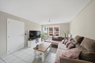 Bent u op zoek naar een interessante investering met onmiddellijke en stabiele huuropbrengsten? Dan is dit volledig verhuurde appartementsgebouw in Oudenburg zeker een bezoek waard. Het gebouw, opgericht in 2001, omvat drie ruime appartementen met telkens twee slaapkamers en biedt een uitstekende combinatie van wooncomfort, energiezuinigheid en rendement.<br /><br />De eigendom heeft een bewoonbare oppervlakte van 238 m² en een perceel van 225 m². Het is volledig uitgerust met aluminium schrijnwerk voorzien van dubbele beglazing en centrale verwarming op aardgas. De gunstige EPC-labels B en C zorgen ervoor dat u investeert in een gebouw dat voldoet aan de hedendaagse energievereisten.<br /><br />Elk appartement beschikt over een praktische indeling met een lichtrijke leefruimte, een functionele keuken, twee slaapkamers en een badkamer. Daarnaast genieten de bewoners van een eigen buitenruimte in de vorm van een terras of koer, wat de aantrekkelijkheid van het gebouw alleen maar vergroot.<br /><br />Dankzij de volledige verhuur geniet u van een maandelijkse huurinkomst van € 2.369,52, goed voor een jaarlijkse opbrengst van € 28.434,24. Hierdoor vormt de eigendom een ideale opportuniteit voor investeerders die op zoek zijn naar een zorgeloze belegging met een onmiddellijk rendement en een sterk langetermijnpotentieel.<br /><br />Kortom, dit opbrengsteigendom combineert een gunstige ligging in Oudenburg met een solide bouwkwaliteit, een stabiele verhuursituatie en aantrekkelijke huuropbrengsten. Een interessante investering voor wie op zoek is naar een kwalitatief vastgoed met een bewezen rendement.<br /><br />Interesse? Contacteer ons en plan uw bezoek in!