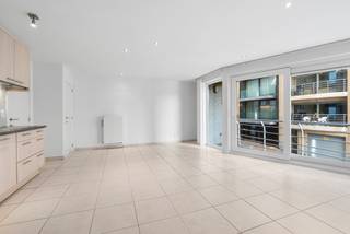 <p><strong>Blankenberge: Instapklaar appartement met terras en zijdelings zeezicht!</strong></p>
<p>Op de 1ste verdieping van de moderne residentie &quot;Apollo&quot; vinden we dit instapklaar 2-slaapkamerappartement met terras, 2 badkamers en zijdelings zeezicht. Met zijn topligging op slechts enkele stappen van de Zeedijk geniet u van de perfecte mix tussen rust en levendigheid. Winkels, restaurants, openbaar vervoer, de duinen en openbaar zwembad bevinden zich allemaal in de onmiddellijke nabijheid.</p>
<p><strong>Indeling:</strong> Inkomhal, woonkamer, terras, open keuken, slaapkamer 1, slaapkamer 2 met badkamer ensuite, badkamer 2, apart toilet en berging.</p>
<p><strong>Troeven:</strong></p>
<ul><li>Zijdelings zeezicht.</li><li>Terras.</li><li>2 Badkamers.</li></ul>
<p>Meer informatie? Contacteer Maarten op het nummer 050 42 58 98. </p>