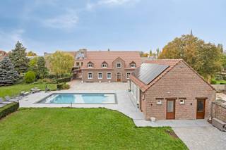 Zeer ruime en exclusieve villa met 7 kamers, 3 badkamers, bureau, kelder, dubbele garage, carport, zonnepanelen, groot terras met zwembad, jacuzzi...