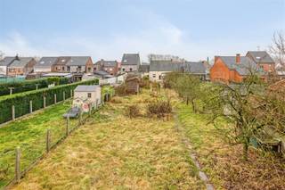 GIJZEGEM (AALST) – In een rustige, landelijke omgeving bevindt zich deze volledig te renoveren woning op een uitzonderlijk perceel van 11a80ca...