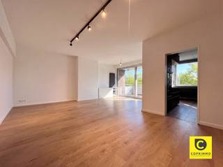 <p><span>Appartement de 2 chambres prêt à emménager, avec 2 terrasses, dans un emplacement de choix !</span></p><p><span>Cet appartement spacieux, lumineux et plein de charme se trouve au premier étage d'un immeuble à taille humaine et bien entretenu, situé dans un quartier calme et verdoyant où il fait très bon vivre. Commerces, parcs, écoles, installations sportives, restaurants, transports en commun et axes routiers sont toujours à proximité. Cet appartement bénéficie d’un bon indice de performance énergétique (EPC), d’une installation électrique conforme, est exempt d’amiante et disponible dès la signature de l’acte de vente. Une opportunité exceptionnelle pour ceux qui recherchent un cadre de vie calme et de qualité, mais aussi pour ceux qui souhaitent réaliser un investissement sans souci offrant un beau rendement.</span></p><p><span> </span></p><p><span>L'agencement est le suivant :</span></p><p><span> </span></p><p><span>Hall d'entrée, pièce à vivre &, cuisine :</span></p><p><span>Dans le hall d’entrée, doté d’un vestiaire encastré et d’un interphone, la sensation d’espace est immédiatement accentuée par la magnifique lumière naturelle qui baigne l’ensemble de l’appartement. Le vaste espace de vie, doté d’une charmante cheminée décorative, se prête parfaitement à l’aménagement d’un salon convivial associé à une grande salle à manger et offre une vue sur la verdure. La cuisine moderne, dotée d’un sol en carrelage d’origine, jouxte l’espace de vie et est équipée d’appareils électroménagers de qualité (plaque à induction, hotte, four, micro-ondes, lave-vaisselle, réfrigérateur et congélateur). De plus, l’espace de travail et de rangement ne manque absolument pas. </span></p><p><span> </span></p><p><span>Chambres, débarras, salle de bains & s toilettes :</span></p><p><span>Les chambres spacieuses (environ 11 & 16 m²) sont situées à l'arrière du bâtiment, encore plus calme, et sont équipées de volets roulants électriques. Votre sommeil ainsi que votre intimité sont garantis. Le débarras séparé est extrêmement pratique, mais peut également être intégré à la chambre pour </span></p><p><span>créer un dressing. La salle de bains, entièrement carrelée, est facile d’entretien et comprend un lavabo rétro, une baignoire-douche combinée ainsi que le raccordement pour la machine à laver. Les toilettes, équipées d’un lavabo, sont séparées.</span></p><p><span> </span></p><p><span>Terrasses & t cave :</span></p><p><span>Avec une terrasse à l’avant comme à l’arrière, vous pouvez profiter du soleil et de l’ombre tout au long de la journée. Que ce soit depuis le salon ou depuis la cuisine, vous avez accès à la terrasse extra-large à l’avant, l’endroit idéal pour prendre un bon repas ou vous détendre après une journée de travail bien remplie, un bon verre à la main ou non. De plus, la terrasse située à l'étage vous permet de profiter de votre espace extérieur même par temps maussade. La terrasse à l'arrière est quant à elle parfaite pour prendre votre café à l'aube. Une cave spacieuse et privative est incluse.</span></p><p><span> </span></p><p><span>Atouts supplémentaires :</span></p><p><span>- Mobiscore 9,4/10</span></p><p><span>- 101 m² selon le PEB</span></p><p><span>- PEB B - 167</span></p><p><span>- Installation électrique conforme</span></p><p><span>- Sans amiante</span></p><p><span>- Double vitrage à haut rendement </span></p><p><span>- Isolation du toit : 10 cm de PUR (2018)</span></p><p><span>- Chaudière à condensation à haut rendement, vers 2022</span></p><p><span>- Volets roulants électriques</span></p><p><span>- Cave</span></p><p><span>- 2 terrasses</span></p><p><span>- Prêt pour la fibre optique</span></p><p><span>- État du bâtiment</span></p><p><span> </span></p>