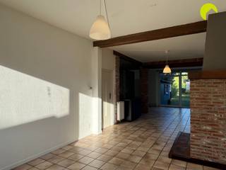 <p><span>Cette charmante maison mitoyenne avec 3 chambres et jardin bénéficie dune situation idéale entre Hove et Kontich. Grâce aux excellentes connexions vers Anvers et Bruxelles, à la proximité des transports en commun, des commerces, des écoles et des principaux axes routiers, cette habitation combine un environnement résidentiel calme avec une excellente accessibilité.</span></p><p><span> </span></p><p><span>Composition:</span></p><p><span> </span></p><p><span>Dès l'entrée dans la maison, vous serez immédiatement séduit par le hall d'entrée authentique avec son escalier artisanal menant au hall de nuit à l'étage. Le spacieux séjour constitue le cœur de la maison et dégage une atmosphère particulièrement chaleureuse grâce à sa magnifique cheminée ouverte. La grande baie vitrée coulissante offre un accès direct à la terrasse et au jardin agréable.</span></p><p><span> </span></p><p><span>La cuisine ouverte attenante est équipée d'un élégant îlot central, dune plaque de cuisson électrique et d'un four, idéale pour cuisiner confortablement et partager des moments conviviaux.</span></p><p><span> </span></p><p><span>À l'étage se trouvent 3 chambres à coucher complètes. La maison dispose également de deux salles de bains: une première avec douche et lavabo, et une seconde avec baignoire, lavabo et espace toilette attenant.</span></p><p><span> </span></p><p><span>La maison comprend en outre une cave pratique avec les compteurs et un espace de rangement supplémentaire.</span></p><p><span> </span></p><p><span>À lavant de la maison, une allée permet de stationner facilement votre voiture sur le terrain privé.</span></p><p><span> </span></p><h2><span>Informations utiles:</span></h2><h2><span> </span></h2><p><span>- Disponible: immédiatement</span></p><p><span>- Garantie locative: 3 mois de loyer</span></p><p><span>- État des lieux: </span><span>350 </span><span>euros par partie</span></p><p><span>- PEB: 177 kWh/(m²/an)</span></p><p><span>- Pas de charges communes!</span></p><p><span> </span></p><p><span>Réservez dès maintenant votre visite EN LIGNE. Rendez-vous sur le bien concerné sur notre site <span>www.habicom.be</span></span><span> et cliquez sur le bouton rose « PLANIFIER UNE VISITE ».</span></p><p><span>Pour plus d'informations, consultez <span>www.habicom.be</span></span><span> </span></p><p><span> Vous souhaitez connaître la valeur de votre logement? Vérifiez-la gratuitement sur www.watismijnhuiswaard.be</span></p>