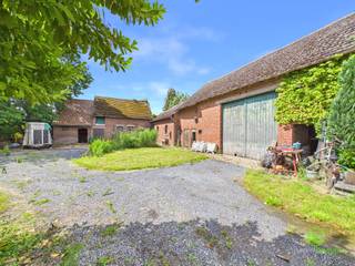 <p><span>Aan de doorgangsweg tussen Sint-Truiden en Herk-de-Stad vinden we in Rummen deze te renoveren hoeve op een ruim perceel van 22a 32ca. Achteraan de hoeve zijn er prachtige verzichten op de boomgaarden. </span></p><p><span> </span></p><p><span>Aan de achterkant bevindt er zich een binnenplein waarrond de voormalige stallingen gelegen zijn. </span></p><p><span>Het woongedeelte omvat op het gelijkvloers een keuken, een wasplaats, woonkamer, eetkamer, slaapkamer en badkamer. </span></p><p><span>Op de eerste verdieping is er een tweede slaapkamer en een nog in te richten zolder. </span></p><p><span>De naastgelegen stal biedt nog eventuele uitbreidingsmogelijkheden. </span></p><p><span> </span></p><p><span>De hoeve dient een totale renovatie te ondergaan, maar biedt ook mogelijkheden bij afbraak.</span></p><p><span>Na afbraak bestaat er de mogelijkheid om het huidige perceel te verkavelen naar twee open bebouwingen. </span></p><p><span>De huidige 6% btw-regel maakt de doorverkoop van eventuele nieuwbouwwoningen zeer interessant voor toekomstige kopers. </span></p><p><span> </span></p><p><span>Pluspunten:</span></p><p><span>- centrale ligging</span></p><p><span>- prachtig uitzicht achteraan</span></p><p><span>- mog projectgrond</span></p><p><span> </span></p><p><span>De vermelde bewoonbare oppervlakte is de netto-oppervlakte van de woning met uitzondering van de bijgebouwen.</span></p>
