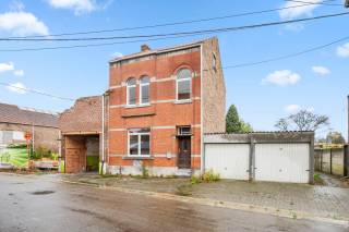In de rustige Lindestraat 27 te Attenhoven ontdek je deze te renoveren woning met bijzonder veel potentieel, gelegen op een royaal perceel van 1.025 m². Op het gelijkvloers bevinden zich een inkomhal, een ruime leefruimte, een grote keuken, badkamer en apart toilet. Via de keuken bereik je een aangename koer van 103 m² die uitloopt op een diepe tuin van bijna 750 m² – ideaal voor tuinliefhebbers of gezinnen die houden van buitenruimte. Op de eerste verdieping vind je drie slaapkamers en een vaste trap naar de zolder van 30 m², waar nog extra woonruimte kan worden gecreëerd. Bovendien beschikt de woning over twee aangrenzende garageboxen. Een uitstekende kans voor wie op zoek is naar een renovatieproject met ruimte, rust en mogelijkheden! Kom zeker eens kijken naar dit pand vol potentie! Boek je afspraak snel!