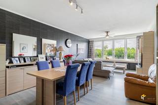 <p><span>Wouter Haecklaan 8 (4e verd.) - DEURNE</span></p><p><span> </span></p><p><span>Instapklaar appartement (90 m²) met 2 slaapkamers en terras in Deurne.</span></p><p><span>Hier woon je aan de voet van het Rivierenhof. Dankzij de vlotte verbinding met het openbaar vervoer, de wagen en het velo-deelsysteem bereik je moeiteloos de stad en omliggende gemeenten. Ook supermarkten en andere voorzieningen zijn talrijk aanwezig in de nabije omgeving.</span></p><p><span>Het appartement bevindt zich op de vierde verdieping van een verzorgd gebouw van 9 hoog, waarvan het dak in 2021 vernieuwd werd. De vaste kosten bedragen €320/maand en zijn all-in. Doorheen de jaren werden verschillende vernieuwingen uitgevoerd, waaronder de elektriciteit (2009), de PVC-ramen aan de voorzijde (2011) en het toilet (2017). Dankzij het goede onderhoud kan je hier zonder zorgen intrekken.</span></p><p><span>Via de veiligheidsdeur kom je binnen in de open inkomhal met ingemaakte vestiairekast. Vooraan bevindt zich de lichtrijke woonkamer (32 m²) met aansluitend de aparte keuken (8 m²) met basisuitrusting. Aan de rustige achterzijde liggen de twee volwaardige slaapkamers van 11 m² en 16 m². Vanuit de kleinste slaapkamer heb je toegang tot het zuidwest-gerichte terras (4 m²). Verder beschikt het appartement over een badkamer (5 m²) met ligbad/douche en lavabo, evenals een apart toilet.</span></p><p><span>Tot slot staat er nog een privatieve kelderberging ter beschikking.</span></p><p><span>Ben je op zoek naar een verzorgd appartement met 2 slaapkamers? Mis deze kans niet! Bewoonbare opp. 90 m² ref.: bruto vloeropp. Voor meer info of een gratis schatting surf naar www.hansimmo.be</span></p><p><span> </span></p>