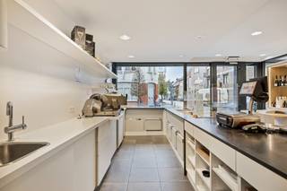 Dit ruime gebouw biedt een ideale combinatie van wonen, werken en investeren.Het gelijkvloers bestaat uit een mooi ingericht handelspand/kantoor met...