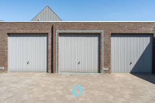 In de Kapellestraat (residentie Ianie) is deze garagebox (nr. 6) beschikbaar voor verkoop.Omvattende een kantelpoort alsook elektriciteit...
