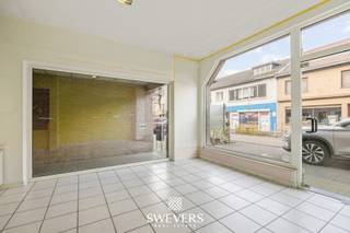 Voor meer info en foto’s, surf naar www.swevers.be – In het hart van Beringen, op wandelafstand van het centrum, vinden we dit handelspand in de Onze-Lieve-Vrouwstraat 22. Het pand beschikt over een oppervlakte van 57 m² en biedt dankzij zijn functionele indeling en grote raampartijen heel wat mogelijkheden voor een winkel, kantoor of dienstverlenende activiteit. De open commerciële ruimte van 42 m² wordt aangevuld met een berging, keuken en een apart toilet. Achteraan ligt een afzonderlijke garage van 25 m², bereikbaar via een doorgang, ideaal voor stockage of als veilige parkeerplaats. De ligging is uitstekend: openbaar vervoer op 50 meter, scholen en winkels binnen 200 meter en een vlotte verbinding naar de snelweg. Een slimme investering met potentieel in een bruisende omgeving. Voor meer informatie, bel 011 255 155. Bron bewoonbare oppervlakte: EPC – verslag. Dit pand is onderworpen aan de renovatieverplichting van de Vlaamse overheid voor niet-residentiële gebouwen (behoudens bij sloop binnen 5 jaar na de aankoop). Consulteer voor meer informatie de website van het Vlaams Energie- en Klimaatagentschap via https://www.vlaanderen.be/bouwen-wonen-en-energie/niet-residentiele-gebouwen/verplichtingen-voor-niet-residentiele-gebouwen/renovatieverplichting-voor-niet-residentiele-gebouwen.