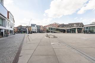 strong&gt;Ben je op zoek naar een ruim en gerenoveerd penthouse met 4 slaapkamers, 2 terrassen en een ondergrondse parkeerplaats in hartje Aalst? Gevonden!
<p>In de Sint-Jorisstraat, met prachtig zicht op de vernieuwde Hopmarkt, bevindt zich dit appartement van maar liefst 133 m² op de derde en bovenste verdieping van een gebouw met lift. Het appartement maakt deel uit van een kwalitatief woonproject dat in 2021 volledig werd herontwikkeld. Het voormalige kantoorgebouw werd tot op de structuur gestript en omgevormd tot moderne appartementen met ondergrondse parkeergelegenheid en fietsenberging. Dankzij de afwezigheid van bovenburen geniet je bovendien van extra privacy en een echt penthousegevoel. Ook technisch zit je hier uitstekend met een gunstig EPC-label B, gascondensatieketel, ventilatiesysteem D en een conforme elektrische installatie.</p>
<p>Binnen vind je een ruime leefruimte met aansluitende keuken, vier volwaardige slaapkamers, een badkamer, apart toilet en praktische berging. Absolute troef zijn de twee terrassen, waarvan één bijzonder ruim, ideaal om midden in de stad volop van het buitenleven te genieten.</p>
<p>Een eigen ondergrondse parkeerplaats en meerdere fietsenbergingen maken het geheel compleet. Zie jij jezelf hier wonen op één van de meest centrale locaties van Aalst? Contacteer ons dan snel voor een bezoek!</p>