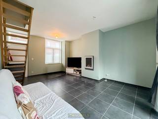 CHARMANTE STADSWONING MET GARAGE en ZONNIGE STADSKOER op toplocatie nabij de GROTE MARKT VAN RONSE. Deze gesloten bebouwing biedt met haar...