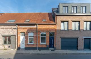 <p><strong>Centraal gelegen gezinswoning met 3 slaapkamers in Turnhout<br /></strong>EPC: C-label: | Conforme elektriciteit | Vernieuwde keuken en badkamer</p>
<p><strong>Omschrijving:<br /></strong>Bij het betreden van de woning komen we terecht in de eetkamer, die toegang biedt tot de woonkamer en de recente keuken. Deze is praktisch ingericht en uitgerust met een spoelbak, inductiekookplaat, oven, vaatwasser en koelkast.</p>
<p>Aan de achterzijde van het gelijkvloers bevindt zich de vernieuwde badkamer, voorzien van een wastafel met meubel, toilet en douche. Verder beschikt deze verdieping over een aparte wasruimte en is er toegang tot de tuin met tuinberging.</p>
<p>Op de eerste verdieping bevinden zich twee slaapkamers. Eén van deze slaapkamers beschikt over een extra ruimte die perfect kan worden ingericht als dressing.</p>
<p>De tweede verdieping biedt de mogelijkheid om een derde slaapkamer te creëren.</p>
<p><strong>Algemeen:<br /></strong>- Mogelijkheid voor 3e slaapkamer<br />- Conforme elektrische installatie<br />- Vernieuwde keuken<br />- Vernieuwde badkamer<br />- EPC: C-Label : (geen renovatieverplichting)</p>