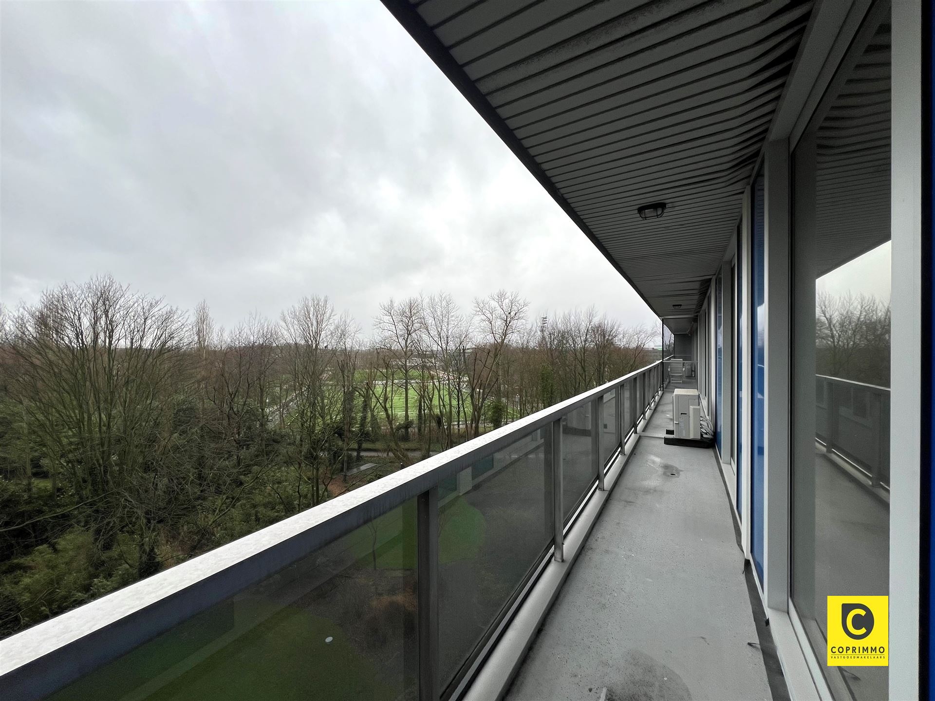 Volledig gerenoveerd 2-slk appartement met ruim terras en garagebox te Berchem! - foto 4
