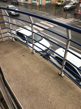 Ongemeubeld één slaapkamerappartement bestaande uit : inkomhall, zeer ruime living met aansluitend terras, open volledig ingerichte keuken, berging met wasmachine aansluiting, badkamer met bad en dubbele lavabo, apart toilet, één ruime slaapkamer langs de achterzijde met aansluitende berging.<br />Dicht bij alle winkels , scholen , openbaar vervoer, fitnesscentra.<br />Volledig opgefrist met nieuwe laminaat en kookplaat. Momenteel is er nog een huurder. Prijs; 525 euro huur. Provisie van 50 euro algemene onkosten.<br />EPC: 172kwh/m2, dus een B-level.