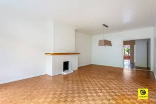 <p><span>Ruim, instapklaar 3 slaapkamer appartement met terras!</span></p><p><span>Dit lichtrijk appartement van maar liefst 104m² bevindt zich op de 3</span><span><sup>e</sup></span><span> verdieping van een kleinschalig en goed onderhouden gebouw op toplocatie. U geniet van een centrale ligging op de gerenommeerde Fruithoflaan, vlakbij winkels, scholen, parken, sportfaciliteiten, openbaar vervoer en belangrijke invalswegen. Dit charmant appartement met gunstig EPC B is asbestveilig en beschikbaar bij akte. Het pand is direct bewoonbaar en mits enig opfriswerk kan er ongetwijfeld een mooie meerwaarde gecreëerd worden. Kortom, perfect voor eigen bewoning, maar tevens een interessante investering met mooi rendement!</span></p><p><span> </span></p><p><span>Het appartement kent volgende indeling:</span></p><p><span> </span></p><p><span>Inkomhal, leefruimte &amp; keuken:</span></p><p><span>U betreedt het appartement via de inkomhal met veiligheidsdeur, ingemaakte vestiaire en videofoon. Het ruimtelijk gevoel, de openheid en de prachtige natuurlijke lichtinval vormen de rode draad doorheen het appartement, maar ook de authentieke blokjesparket springt meteen in het oog. De omvangrijke (ca. 31m²) leefruimte heeft een groen uitzicht op de boomtoppen van de Fruithoflaan en toont veel karakter met dank aan de gezellige sierhaard, de schitterende moluren en de prachtige parketvloer. De geriefelijke keuken met veel werk- en opbergruimte ligt aanpalend en is uitgerust met een keramisch vuur, dampkap, oven, vaatwasser, koel/vries combinatie en anderhalve lavabo. </span></p><p><span> </span></p><p><span>Slaapkamers, badkamer &amp; toilet:</span></p><p><span>Het appartement telt 3 ruime slaapkamers (ca. 8, 11 en 16m²). Twee kamers kunnen eenvoudig worden samengevoegd en lenen zich dus perfect als master met en suite badkamer en/of dressing. De badkamer omvat een bad/douche combinatie, een groot wasmeubel met veel opbergplek en herbergt de aansluiting voor uw wasmachine/droogkast. Het toilet met handenwasser is apart ondergebracht.</span></p><p><span> </span></p><p><span>Terras, kelder &amp; garagebox:</span></p><p><span>Via de keuken krijgt u toegang tot een ZO terras waar u steeds een frisse neus kan halen of kan genieten van een sprankelend aperitief met zicht op het groen. Een privatieve kelder is inbegrepen. De extra grote garagebox met automatische poort is een ware luxe die voorziet in zowel een plekje voor de wagen alsook voor de fiets(en). Bovendien is er dermate veel plaats dat het gedoogd wordt om de wagen ook voor de box te plaatsen, een staanplaats krijgt u er dus als het ware bij. Verder is de box ook aangesloten op de eigen elektriciteitsmeter, ideaal voor toestellen, elektrisch laden,... De box kan optioneel worden aangekocht (€ 32.500).</span></p><p><span> </span></p><p><span>Extra troeven:</span></p><p><span>- Mobiscore 9,4</span></p><p><span>- 104m² cfr. EPC</span></p><p><span>- EPC B</span></p><p><span>- Merendeel HR ramen</span></p><p><span>- Dakisolatie 10 cm PUR</span></p><p><span>- Asbestveilig</span></p><p><span>- EK in goede staat</span></p><p><span>- Terras</span></p><p><span>- Kelder</span></p><p><span>- Garagebox</span></p><p><span>- Beperkte maandelijkse lasten</span></p><p><span> </span></p>