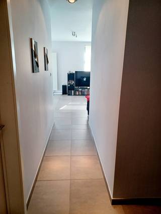 TE HUUR in het centrum van Tollembeek, mooi hoekappartement met vrij zicht, gelegen op de eerste verdieping met 2 slaapkamers en terras. Via...