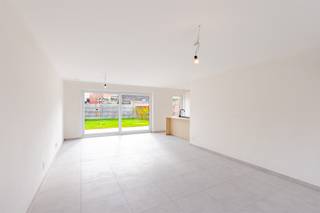 <p><span>Welkom bij nieuwbouwproject "COOPPALLAAN WETTEREN"</span></p><p><span> </span></p><p><span>Zeer gunstig gelegen op een boogscheut van Gent rijst dit prachtig nieuwbouwproject uit de grond. Vlakbij op- en afritten van de R4, E17 en E40 en op wandelafstand van alle voorzieningen zoals winkels, scholen en openbaar vervoer.</span></p><p><span> </span></p><p><span>Het project bestaat uit 9 stijlvolle woningen met 3 slaapkamers die worden afgewerkt met kwaliteitsvolle, duurzame materialen en voldoen aan alle comfort en de hoogste energie normen. Deze woningen staan dus garant voor comfortabel en energiezuinig wonen.</span></p><p><span> </span></p><p><span>De woningen beschikken zowel gelijkvloers als op de eerste verdieping over vloerverwarming. De warmtepomp zorgt tevens voor passieve koeling waardoor de woningen in de zomer makkelijk fris te houden zijn. Verder zijn ze ook uitgerust van zonnepanelen en een ventilatiesysteem D voor een optimaal binnenklimaat. De tuinen zijn voorzien van een terras en afsluiting. Tot slot zijn er private bergingen en autostaanplaatsen met de mogelijkheid tot elektrisch laden. </span></p><p><span> </span></p><p><span>GENIET NU VAN 6% BTW OOK ALS INVESTEERDER!</span></p><p><span>Dankzij het verlaagde btw-tarief van 6% kunt u flink besparen, zolang u aan de wettelijke voorwaarden voldoet.</span></p><p><span>Goed nieuws voor investeerders: ook bij vastgoed dat minstens 15 jaar wordt verhuurd, geldt nu het gunstige 6%-tarief. Zo verlaagt u niet alleen uw aankoopkosten, maar verhoogt u tegelijk het netto rendement van uw investering. </span></p><p><span> </span></p><p><span>Vragen of interesse? Aarzel dan niet om ons te contacteren op 0470 211 482 of via jari@immo-zone.be</span></p>