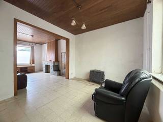 Deze woning ligt in Vliermaal, deelgemeente van de stad Hasselt, gekenmerkt door haar landelijke charme met een aangename dorpssfeer en veel groen. Vliermaal combineert de rust van het platteland met een vlotte verbinding naar omliggende steden en voorzieningen. Het perceel heeft een oppervlakte van 12a 33ca en is noordoostelijk georiënteerd. De woning dient verder gerenoveerd te worden, maar de verrassend grote oppervlakte biedt allerhande mogelijkheden.<br /><br />Op het gelijkvloers bestaat het hoofdvolume uit een inkomhal met toegang tot de gedeeltelijke kruipkelder, een ruime woonkamer over de gehele diepte van het huis, een leefkeuken met eetkamer, een bureau, een badkamer, een toilet en een veranda. Op het verdiep liggen 3 grote slaapkamers en een kleinere kamer met toegang tot de zolder, die – mits de nodige aanpassingswerken – tevens benut kan worden.<br /><br />Aan de binnenkoer liggen verschillende berg-/werkruimtes met bovendien ruime zolders. Gezien de onvergunde toestand van deze constructies, is het aangeraden de eventuele verbouwplannen te bespreken met de dienst omgeving.<br /><br />De tuin met een oppervlakte van ruim 8 are ligt in agrarisch gebied en kijkt uit over de achterliggende velden.<br /><br />Het glooiende landschap van het landelijke Vliermaal is de ideale omgeving voor wandel- en fietsliefhebbers. Kortom, een woning met veel potentieel in een gezinsvriendelijke en landelijke buurt.<br />