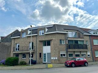 In dit recent dakappartement (2008) van ca. 120 m² voorzien van 2 terrassen, dewelke u zowel de ochtend- als de avondzon bieden, geniet u van...