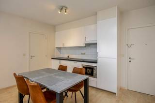 Brussel - Deze mooie gemeubileerde studio van 47m² bevindt zich op de 2e verdieping van de Groendreef 14, 1000 Brussel.<br /><br />De ligging is ideaal, met Tour & Taxis - KANAL Pompidou - Gare Maritime - Sainctelette - Sint-Katelijne - Brussel-Noord - en het stadscentrum van Brussel op wandelafstand.<br /><br />- Woonkamer met open keuken<br />- Open slaapkamer (slaaphoek)<br />- Badkamer met douche en toilet<br /><br />Mede-eigendomskosten: € 100/maand (inclusief onderhoud en verbruik van de gemeenschappelijke delen + beheerskosten)<br /><br />Interesse in een bezoek? Vraag uw bezoek aan via www.dewaele.com.