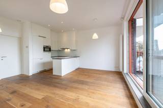 <p>Prachtig instapklaar appartement in een recent gebouw (2017), afgewerkt met parketvloer en gelegen in een rustige, groene omgeving zonder inkijk.<br /><br />Dit appartement is bijzonder interessant voor families die graag dicht bij elkaar wonen. In combinatie met het naastgelegen appartement biedt dit een ideale oplossing voor twee gezinnen, ouders en kinderen of een kangoeroewoonconcept, waarbij iedereen zijn eigen privacy behoudt terwijl men toch vlak bij elkaar woont.<br /><br /><strong>INDELING</strong><br />Inkomhal<br />Lichtrijke leefruimte met hoge plafonds<br />Open keuken<br />Twee slaapkamers<br />Berging met aansluiting voor wasmachine<br />Ruim terras bereikbaar vanuit de leefruimte<br /><br />Voor het terras werd reeds gemeentelijke goedkeuring verkregen om het verder uit te breiden.</p>
<p>Via de lift bereikt u rechtstreeks de ondergrondse autostaanplaats. <br /><br /><strong>POSITIEVE ASPECTEN</strong><br />- Recent gebouw (2017)<br />- Instapklaar<br />- Parketvloer<br />- Ruim terras met groen uitzicht en volledige privacy<br />- Goedkeuring voor uitbreiding terras<br />- Ventilatiesysteem aanwezig<br />- Lift rechtstreeks naar de ondergrondse parking<br />- Autostaanplaats<br />- Syndicus in eigen beheer<br />- Lage gemeenschappelijke kosten: €85/maand<br /><br />Gelegen nabij scholen, winkels, openbaar vervoer en de waterbus, met een vlotte verbinding naar Antwerpen, Brussel en Mechelen. Een ideaal appartement voor beginnende starter, alleenstaande of jong of ouder koppel</p>