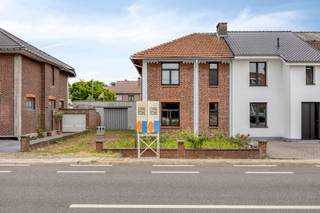 <p>Deze renovatiewoning is gelegen op een ruim halfopen perceel nabij het ziekenhuis van Tongeren en vormt een uitstekende opportuniteit voor wie op zoek is naar een woning die volledig naar eigen smaak kan worden vernieuwd. Dankzij de centrale ligging bevinden zowel het centrum als het station zich op wandelafstand, waardoor je geniet van een vlotte verbinding met alle voorzieningen die de stad te bieden heeft.</p><p></p><p>Bij het betreden van de woning ontdek je een pand met tal van mogelijkheden. De bestaande ruimtes kunnen worden aangepast en ingericht volgens jouw woonwensen, waardoor je de kans krijgt om een eigentijdse en comfortabele thuis te creëren die volledig aansluit bij jouw levensstijl.</p><p></p><p>Een van de grote troeven van deze eigendom is het ruime halfopen perceel. Dit biedt niet alleen extra privacy en lichtinval, maar creëert ook mogelijkheden voor een aangename buitenruimte waar je in alle rust kunt genieten. Daarnaast beschikt de woning over een grote garage, ideaal voor het stallen van voertuigen, het creëren van extra opslagruimte of het uitoefenen van een hobby.</p><p></p><p>De ligging vormt zonder twijfel een belangrijke meerwaarde. Het ziekenhuis van Tongeren bevindt zich in de onmiddellijke omgeving, terwijl winkels, scholen, horeca, openbaar vervoer en het station eenvoudig te voet bereikbaar zijn. Ook de verbinding naar omliggende gemeenten verloopt bijzonder vlot.</p><p></p><p>Ben je op zoek naar een renovatieproject met potentieel, een ruime garage en een centrale ligging nabij het centrum van Tongeren, dan is deze woning zeker een bezoek waard. Ontdek zelf de mogelijkheden die deze eigendom te bieden heeft.</p>