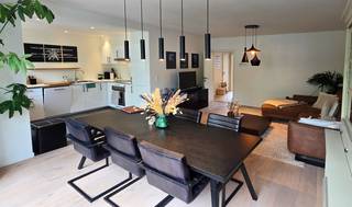 <strong>Fijn en licht appartement met tuin, garagebox en staanplaats op uitstekende ligging te Kapellen</strong><br /><br />Op een uitstekende en rustige ligging nabij kasteel Beukenhof alsook het centrum van Kapellen, vinden we op de eerste verdieping van een kleinschalig gebouw dit aangenaam en lichtrijk appartement.<br /><br />Het appartement geniet een aangename gevelbreedte en werd enkele jaren geleden gerenoveerd. Het geniet bovendien een perfecte indeling: via de ruime inkomhal betreden we de aangename leefruimte met parketvloer alsook volledig uitgeruste open keuken. Het keukengedeelte is voorzien van een tegelvloer en heeft toegang tot een aangenaam (en overdekt) sierterrasje aan de voorzijde. <br />Achteraan het appartement vinden we nog 2 ruime slaapkamers (elk +/- 12,5m²) alsook een derde tussenkamer. Deze ruimte meet 6,53m² en doet heden dienst als dressing. Verder is er nog een geïnstalleerde badkamer met ruime douche, dubbele lavabo met spiegel en sierradiator, alsook een apart toilet.<br />Op de gelijkvloerse verdieping treffen we nog een riante private bergruimte plus wasplaats (+/- 14,5m²) welke tevens voorzien werd van een aansluiting voor wasmachine en droogkast. <br /><br />Bij het appartement is tevens nog een inpandige garagebox van 20m². De garagebox beschikt over een automatische sectionale poort en geeft rechtstreeks toegang tot het gebouw. De breedte van de box bedraagt +/- 2,85m.<br /><br />De maandelijkse provisie bedraagt €50<br /><br />Het appartement is beschikbaar vanaf 01/07/2026.<br /><br />Zie je jezelf al wonen in dit fijne appartement?<br />Stel jezelf kandidaat via de groene knop "Ik ben kandidaat", dit kan via volgende link https://www.vbvastgoed.be/residentieel/te-huur