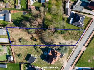 <p><span>Unieke villagrond gelegen op een ware A-locatie te Sint-Katelijne-Waver.</span></p><p><span> </span></p><p><span>Dit mooie, perfect zuidoost georiënteerde perceel met oppervlakte 2081 m² biedt de mogelijkheid om een eigen woning te ontwerpen met volgende vormvereisten: voorgevel 19m87, bouwdiepte maximaal 17m op het gelijkvloers.</span></p><p><span> </span></p><p><span>De grond is gunstig gelegen in een landelijke, residentiële omgeving met scholen, winkels en openbaar vervoer op fietsafstand. Een vlotte bereikbaarheid is gegarandeerd dankzij de centrale ligging tussen Brussel - Antwerpen, nabij belangrijke invalswegen, treinstation en fietsostrade.</span></p><p><span> </span></p><p><span>Vrijblijvende informatie te verkrijgen via 015/755 444 of info@immovercammen.be .</span></p><p><span>Renders louter ter informatie (opgemaakt door Schellen+ Architecten).</span></p><p><span> </span></p>